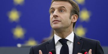 Fransa’da milletvekili seçiminin ilk turunu 21 bin oy farkla Macron kazandı