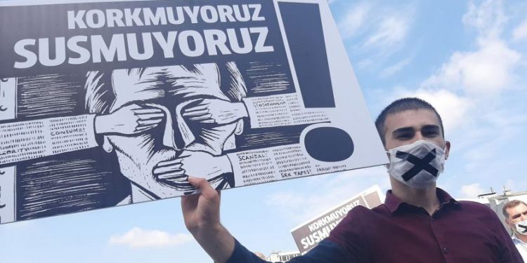 21 gazetecinin gözaltına alınmasına tepkiler devam ediyor: ‘Özgür basın yoksa, adil seçim de olamaz’