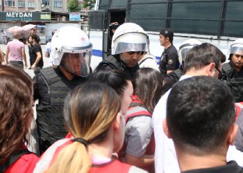 Polis tutuklu yakınlarını darp etti, HDP’li Piroğlu’nu sandalyeden itti