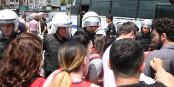 Polis tutuklu yakınlarını darp etti, HDP’li Piroğlu’nu sandalyeden itti