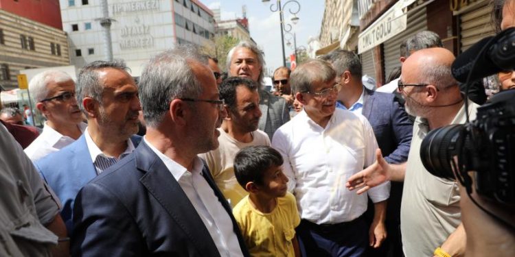 Diyarbakır’da Sur esnafından Davutoğlu’na sert tepki: “Evimizi siz yıktınız”
