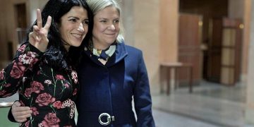 İsveç hükümeti, Kürt vekilin desteğiyle güven oylamasını kazandı