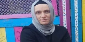 Eşi 5,5 yıldır tutuklu olan KHK’lı öğretmen, online ders verdiği gerekçesiyle gözaltına alındı