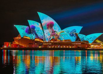 Opera Binası ışıl ışıl: Vivid Festivalinin ışıkları, Sydney Liman boğazına geri döndü