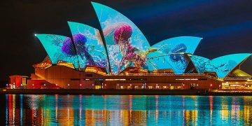 Opera Binası ışıl ışıl: Vivid Festivalinin ışıkları, Sydney Liman boğazına geri döndü