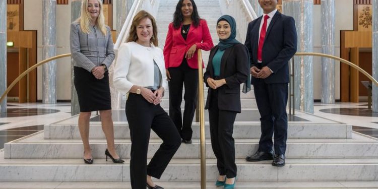 Avustralya parlamentosunda ilk örtülü senatör: 27 yaşındaki Fatima Payman, Afganistan göçmeni