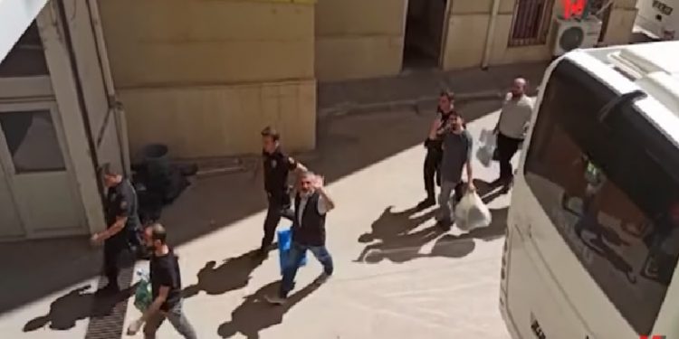 Diyarbakır’da 8 gündür gözaltında tutulan gazeteciler adliyeye sevk edildi