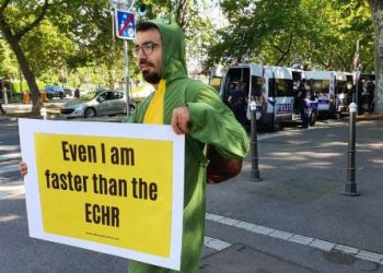 Salyangozlu kostümle AİHM’e mesaj verdi: Ben bile senden daha hızlıyım