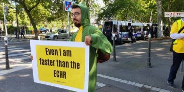 Salyangozlu kostümle AİHM’e mesaj verdi: Ben bile senden daha hızlıyım