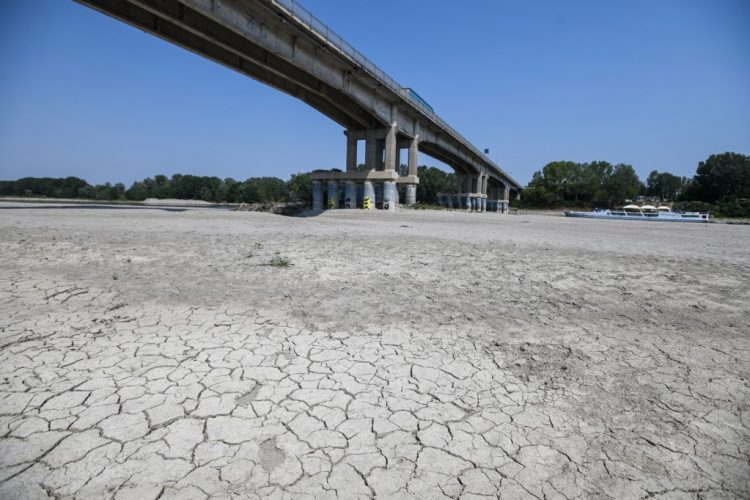 A view shows the dessicated bed of the river Po in Boretto, northeast of Parma, on June 15, 2022. - According to the river observatory, the drought affecting Italy's longest river Po is the worst in the last 70 years. (Photo by Piero CRUCIATTI / AFP)