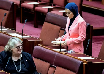 Avustralya’nın ilk örtülü Senatörü: Ben şort giyen kimseyi yargılamayacağım, insanların da başörtüsü taktığım için