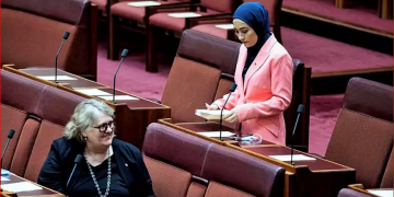 Avustralya’nın ilk örtülü Senatörü: Ben şort giyen kimseyi yargılamayacağım, insanların da başörtüsü taktığım için