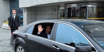 DİB Başkanı “Şehit olmaya hazırız” dedi, zırhlı Mercedese binip gitti