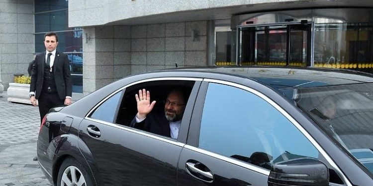 DİB Başkanı “Şehit olmaya hazırız” dedi, zırhlı Mercedese binip gitti