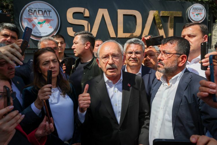 Cumhuriyet Halk Partisi Genel Başkanı Kemal Kılıçdaroğlu, hakkında, halkı sindirmeye yönelik şaibeli iddialar bulunan SADAT’ın Genel Merkez binası önünde açıklama yaptı.