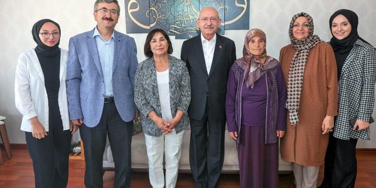 Kemal Kılıçdaroğlu’ndan 28 Şubat mağduru  Öğretmen Sultan Kara’yı evinde ziyaret etti