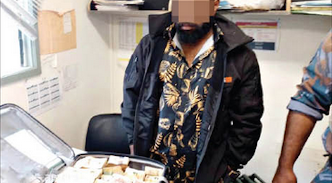 Papua Yeni Gine başbakanının oğlu bir bavul parayla yakalandı, tutuklandı