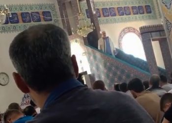 İmam cuma hutbesinde doktorları hedef aldı: ‘Sen olsan öldürmez misin?’