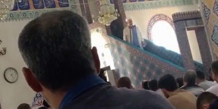 İmam cuma hutbesinde doktorları hedef aldı: ‘Sen olsan öldürmez misin?’