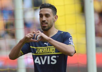 Fenerbahçeli futbolcu, yandaş medyayla dalga geçti: Haberciliğin geldiği noktaya gülmekten ağlıyorum