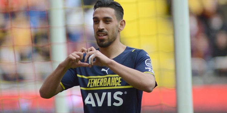 Fenerbahçeli futbolcu, yandaş medyayla dalga geçti: Haberciliğin geldiği noktaya gülmekten ağlıyorum