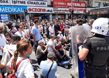 ‘Bakan istifa’ diyen sağlıkçılara polis saldırdı: ‘Bizi de mi öldüreceksiniz?’