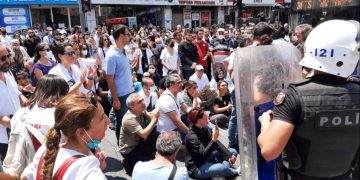 ‘Bakan istifa’ diyen sağlıkçılara polis saldırdı: ‘Bizi de mi öldüreceksiniz?’