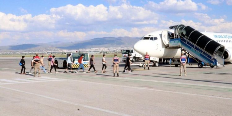 Türkiye, 6 ayda 52 bin düzensiz göçmeni ülkelerine gönderildi