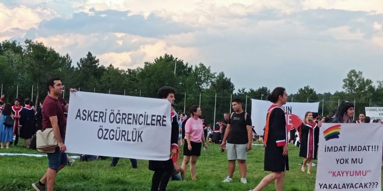 Rektörün yasağını dinlemediler: ODTÜ’lüler ‘Devrim Stadyumu’nda mezuniyet törenini gerçekleştirdi