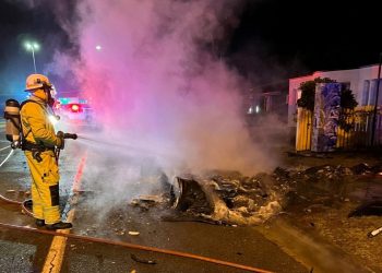 Gold Coast’da feci kaza: Alev topuna dönen lüks otomobilden son anda çıkarıldılar