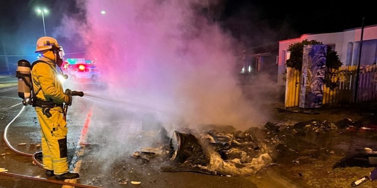 Gold Coast’da feci kaza: Alev topuna dönen lüks otomobilden son anda çıkarıldılar