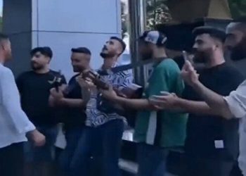 Zabıta Kürtçe müziği engelledi: Müzisyenler İBB önünde şarkılı protesto yaptı