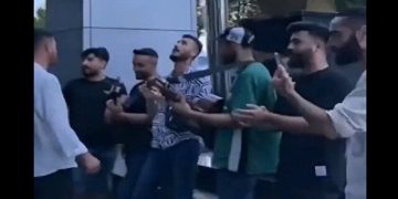 Zabıta Kürtçe müziği engelledi: Müzisyenler İBB önünde şarkılı protesto yaptı