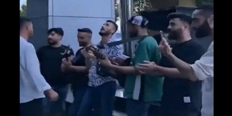 Zabıta Kürtçe müziği engelledi: Müzisyenler İBB önünde şarkılı protesto yaptı