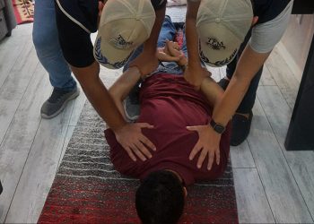 AKP rejiminden  ‘terör’ operasyonu: Diş hekimini yere yatırılıp ters kelepçe takıldı