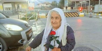 Eşinin zulüm süreci devam ediyor: 80 yaşındaki hasta ve engelli Makbule Özer tahliye edildi
