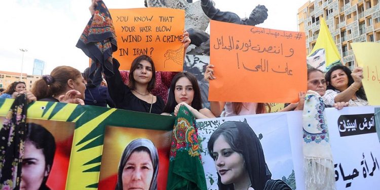 Mahsa Amini’nin öldürülmesine tepkiler dinmiyor:  İran Rejimi, sosyal medya uygulamalarına erişim engeli