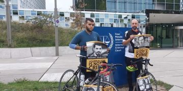 Sürgündeki gazeteci ve Avukat, 800 km bisiklet turunu Lahey önünde tamamladı: Tutsak arkadaşlarımız özgür olana kadar