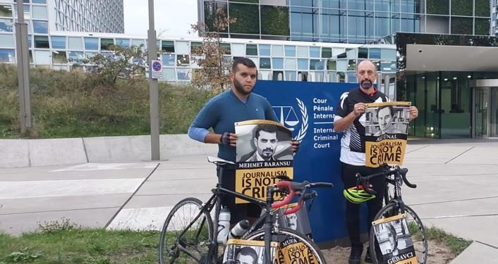 Sürgündeki gazeteci ve Avukat, 800 km bisiklet turunu Lahey önünde tamamladı: Tutsak arkadaşlarımız özgür olana kadar