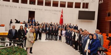 Gurur poz: ‘Sansür yasası’ AKP ve MHP’nin oylarıyla geçti