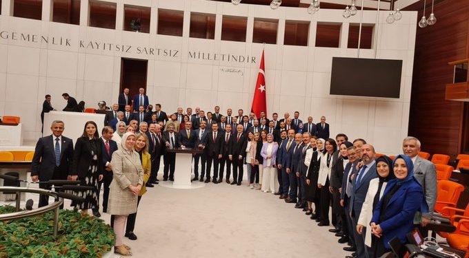 Gurur poz: ‘Sansür yasası’ AKP ve MHP’nin oylarıyla geçti