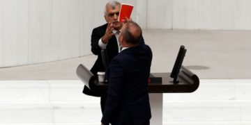 AKP’li ve MHP’liler, “Vicdansızlar muktedire hizmet eder” diyen Gergerlioğlu’nun üstüne yürüdüler