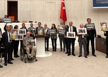 TBMM’de protesto:HDP’li vekiller Habip Eksik’in fotoğrafları ile kürsüye çıktı
