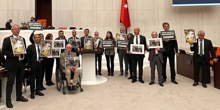 TBMM’de protesto:HDP’li vekiller Habip Eksik’in fotoğrafları ile kürsüye çıktı