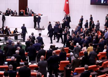 TBMM’deki protestolar oturumu kapattırdı: Sansür yasası 29. maddede takıldı