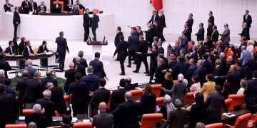 TBMM’deki protestolar oturumu kapattırdı: Sansür yasası 29. maddede takıldı