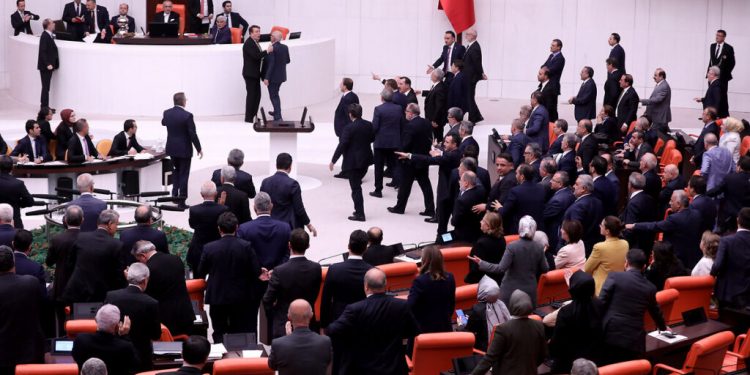 TBMM’deki protestolar oturumu kapattırdı: Sansür yasası 29. maddede takıldı