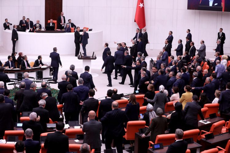 TBMM Genel Kurulunda, CHP ve HDPli milletvekilleri basın, sosyal medya ve internet haberciliğine ilişkin düzenlemeleri içeren kanun teklifinin 29. maddesine gelindiğinde alkışlı protesto eylemi yaptı. TBMM Başkanvekili Haydar Akar, iki kez ara verdikten sonra eylemin devam etmesi nedeniyle içtüzüğün 68. maddesini uygulayarak birleşimi kapattı. Bu kararın ardından yoğun tasrtışmalar yaşandı.