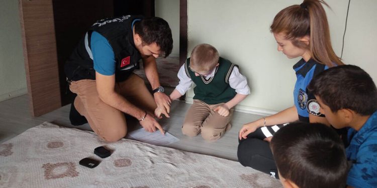 Yüksekova’da polis evlerden parmak izi topluyor: Yeni bir fişleme mi?