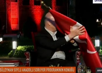 Süleyman Soylu’nun kafasına bayrak düştü